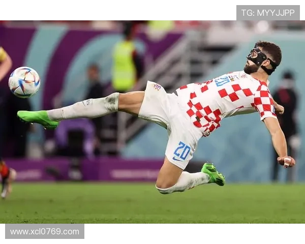 库尔图瓦的守门传奇与现代足球的演变之路 库尔图瓦的守门传奇与现代足球的演变之路