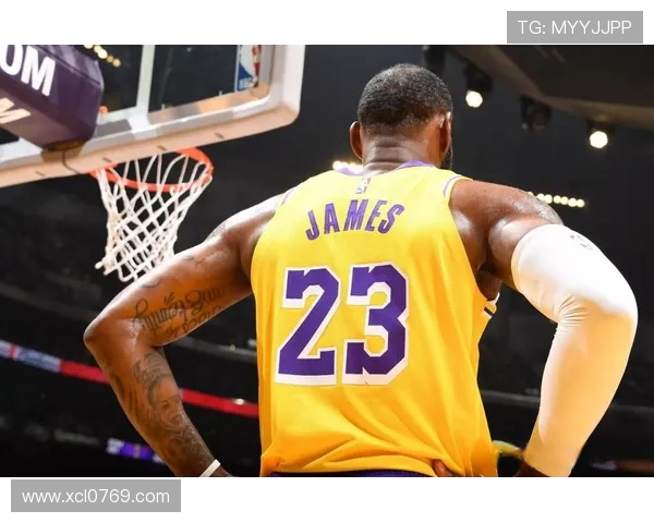 詹姆斯的传奇之路:从篮球新星到历史伟大球员的蜕变与成就 詹姆斯的传奇之路:从篮球新星到历史伟大球员的蜕变与成就